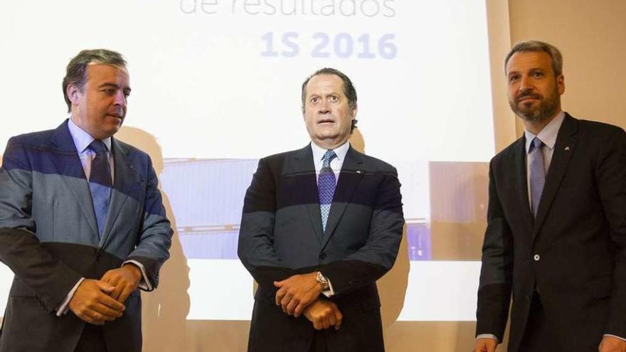 De izquierda a derecha, Francisco Botas, Juan Carlos Escotet y Alberto de Francisco, ayer. // Óscar Corral