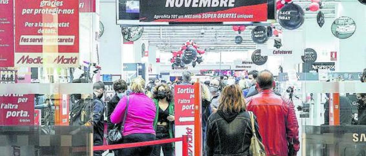 Colas en un Media Markt en Barcelona durante el Black Friday del año pasado. | FERRAN NADEU