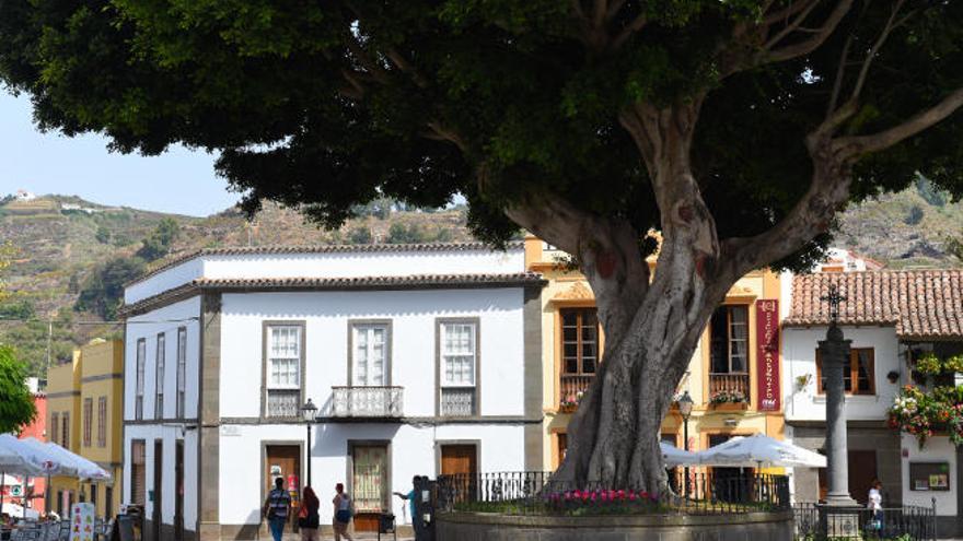 La casa de Maruca, de fachada blanca, ubicada en la plaza del Pino de Teror.