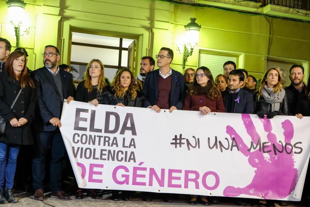 Concentración de repulsa contra la violencia de género celebrada en Elda.