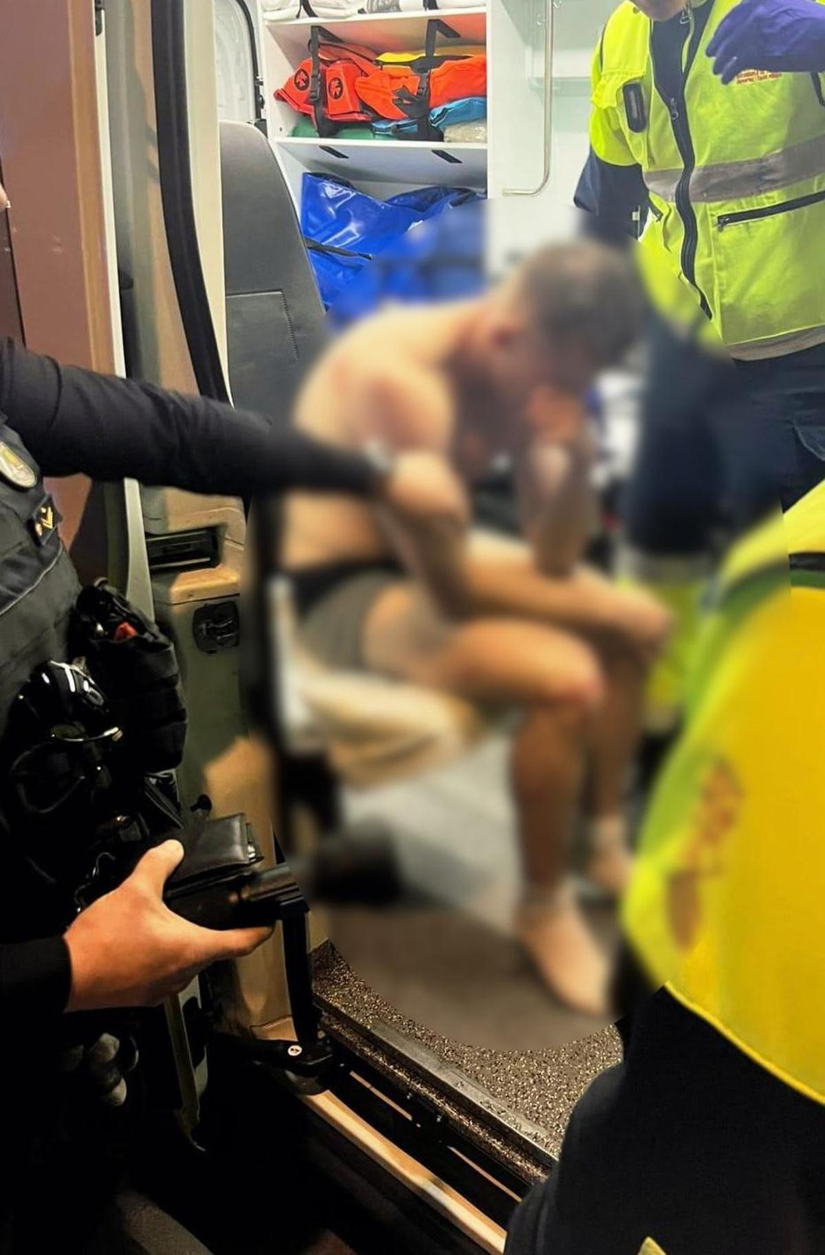 El turista rescatado es atendido en un ambulancia.