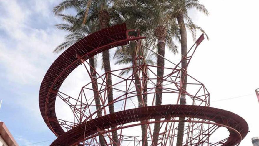 Imagen de la estructura de acero en espiral que rodea a las palmeras en Daya Vieja.