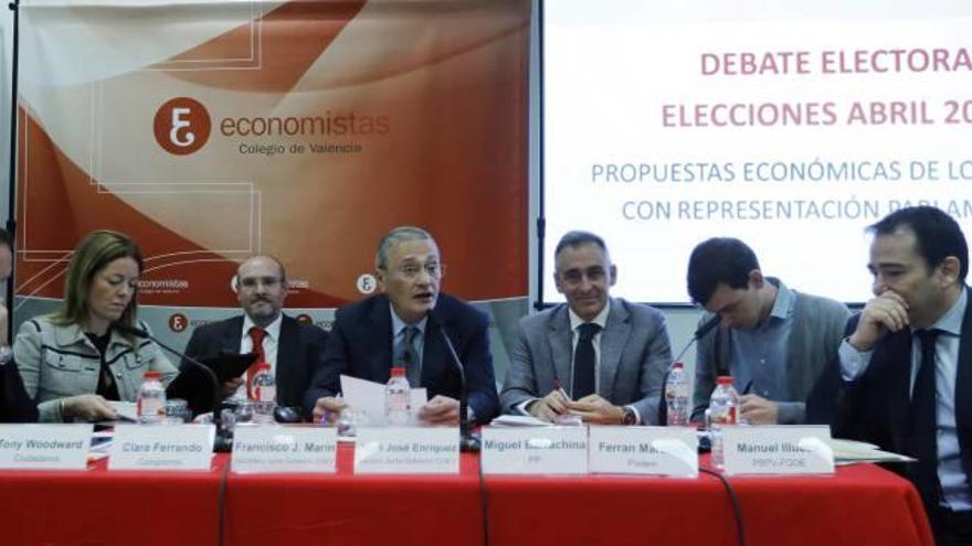 Participantes del debate con el decano del Colegio de Economistas, J. José Enriquez, en el centro.