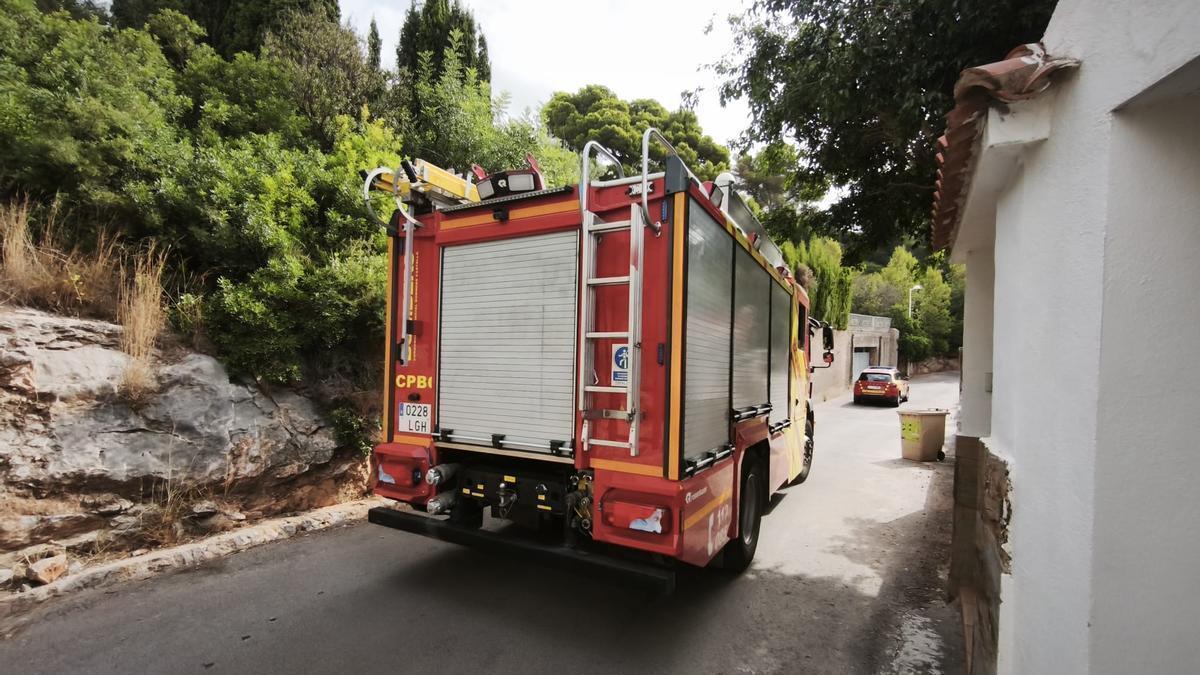 Dos vehículos de los Bomberos de la Diputación, durante el rescate de este viernes a la mujer.