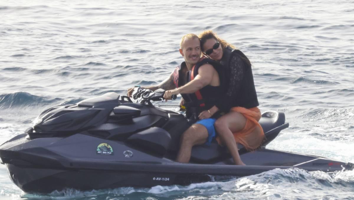 Karol G y Feid se abrazan cariñosamente mientras disfrutan de sus vacaciones en pareja