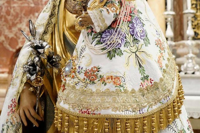 Así es el manto de la Virgen en el Besamanos, regalado por la falla Telefónica