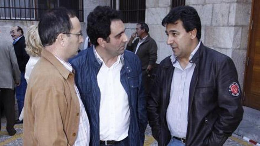 Manuel Tejedor, en el centro, conversa con José María Casas