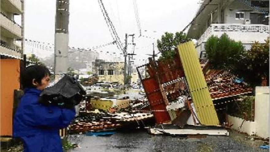 Insten a evacuar 600.000 persones per un tifó al Japó