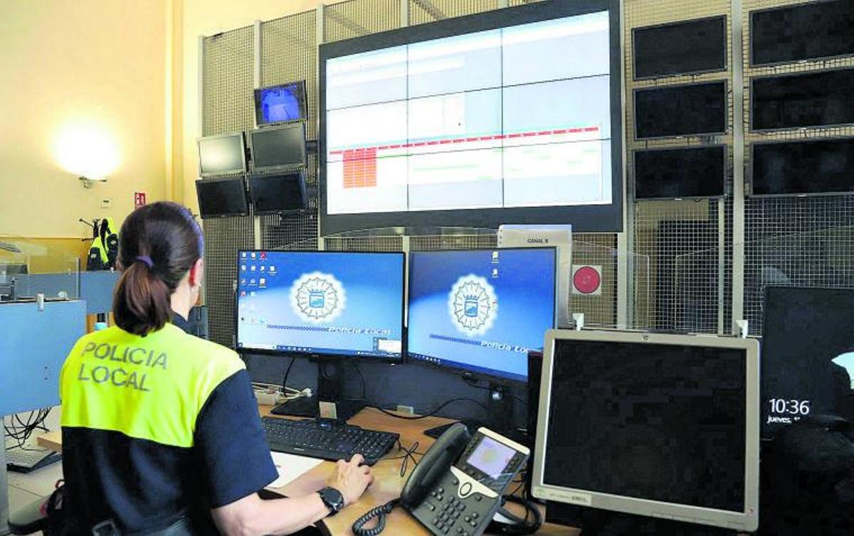 Sala de llamadas de emergencia de la Policía Local, el 092. | ÁLEX ZEA