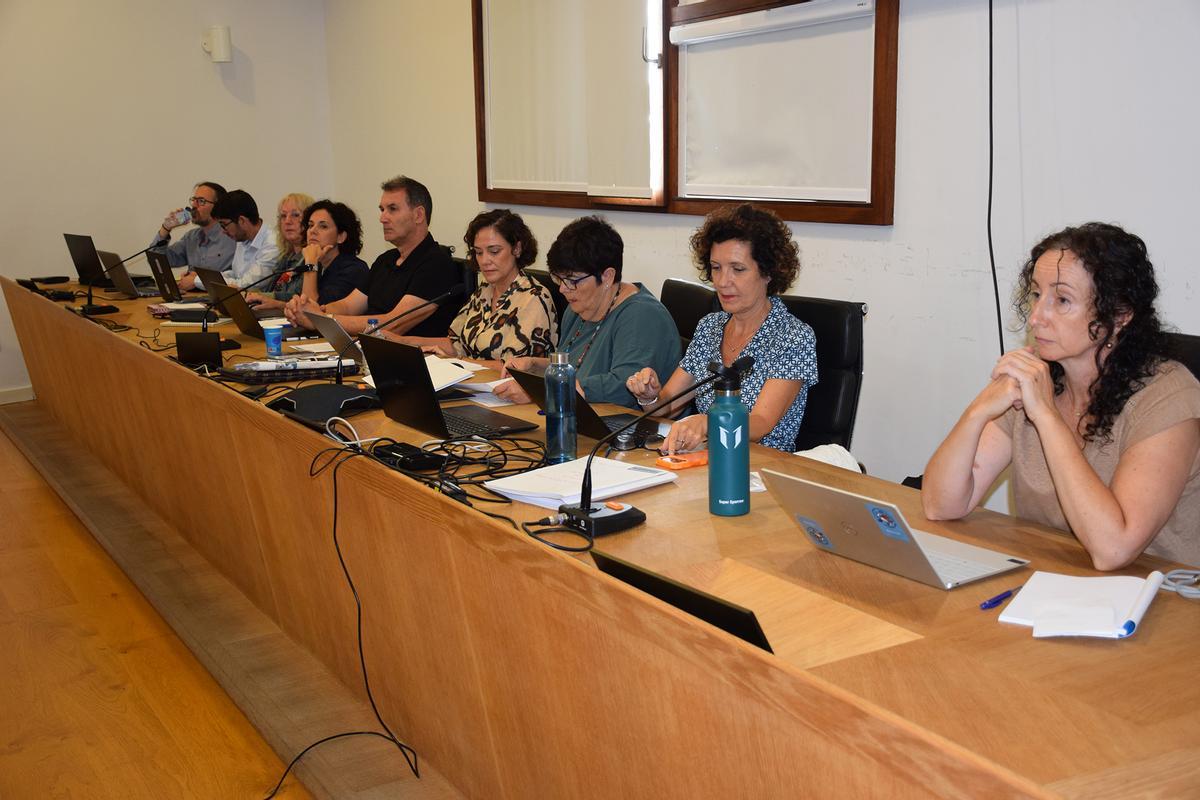 Carmen García Mateo, junto a la secretaria xeral y varias vicerrectoras y vicerrectores de su equipo de gobierno.
