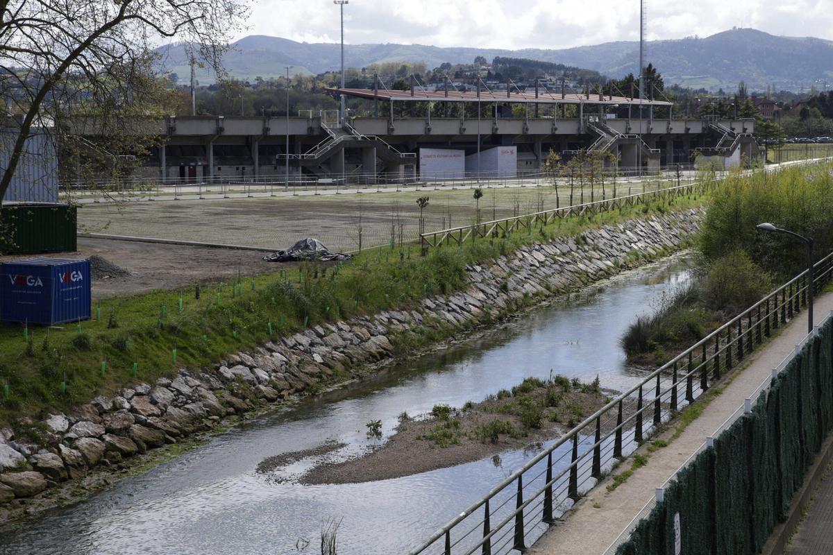 El aparcamiento verde del complejo deportivo de Las Mestas