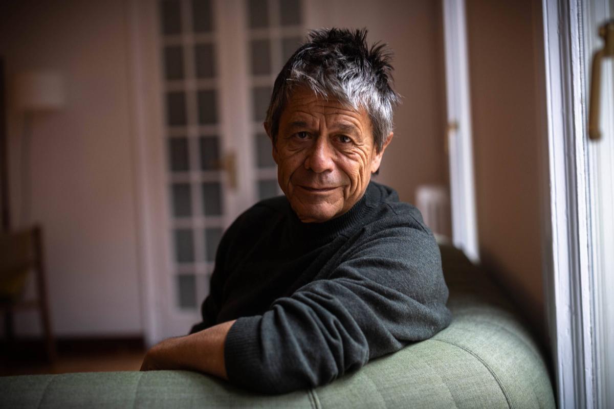 Barcelona 06/03/2026 Cultura. El escritor Emmanuel Carrère,fotografiado en Barcelona. AUTOR: JORDI OTIX