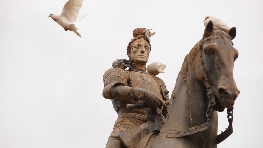 Estatuas, monumentos y mobiliario urbano, las otras víctimas de la calima en Córdoba