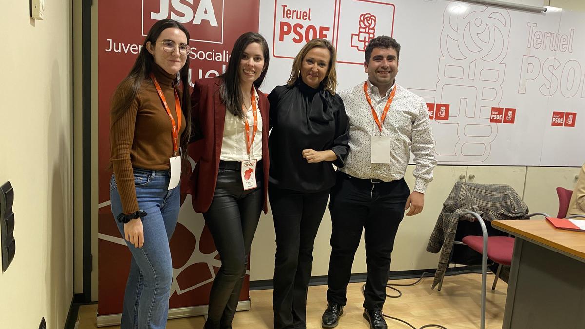 Mayte Pérez, con miembros de la nueva Ejecutiva de las Juventudes Socialistas.