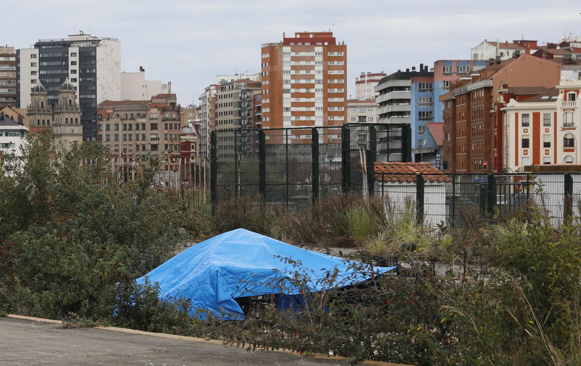 En imágenes: los terrenos del plan de vías de Gijón se llenan de chabolas
