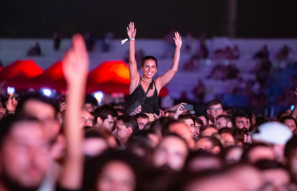 El plato fuerte de la primera jornada del festival fue la actuación de los británicos Foals al filo de la medianoche.