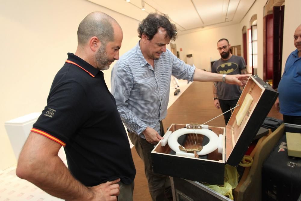 Montaje de la exposición de instrumentos musicales de Les Luthiers