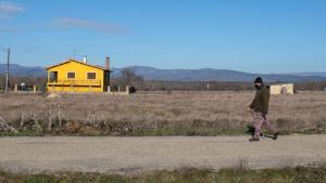 Un hombre camina por Molezuelas de la Carballeda, en Zamora.