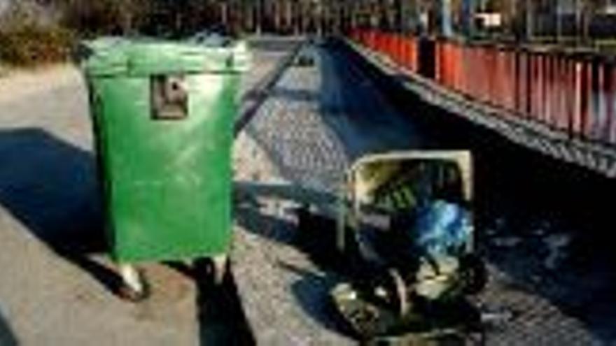 Un coche destroza un contenedor en La Isla