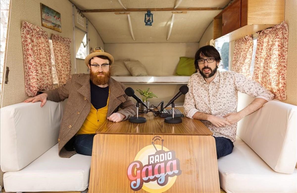 Manuel Burque y Quique Peinado, presentadores de ’Radio Gaga’, programa del canal #0 de Movistar+, en su vieja caravana.