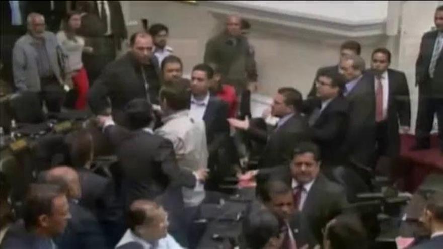 Un diputado venezolano le arroja a otro un micrófono en pleno parlamento