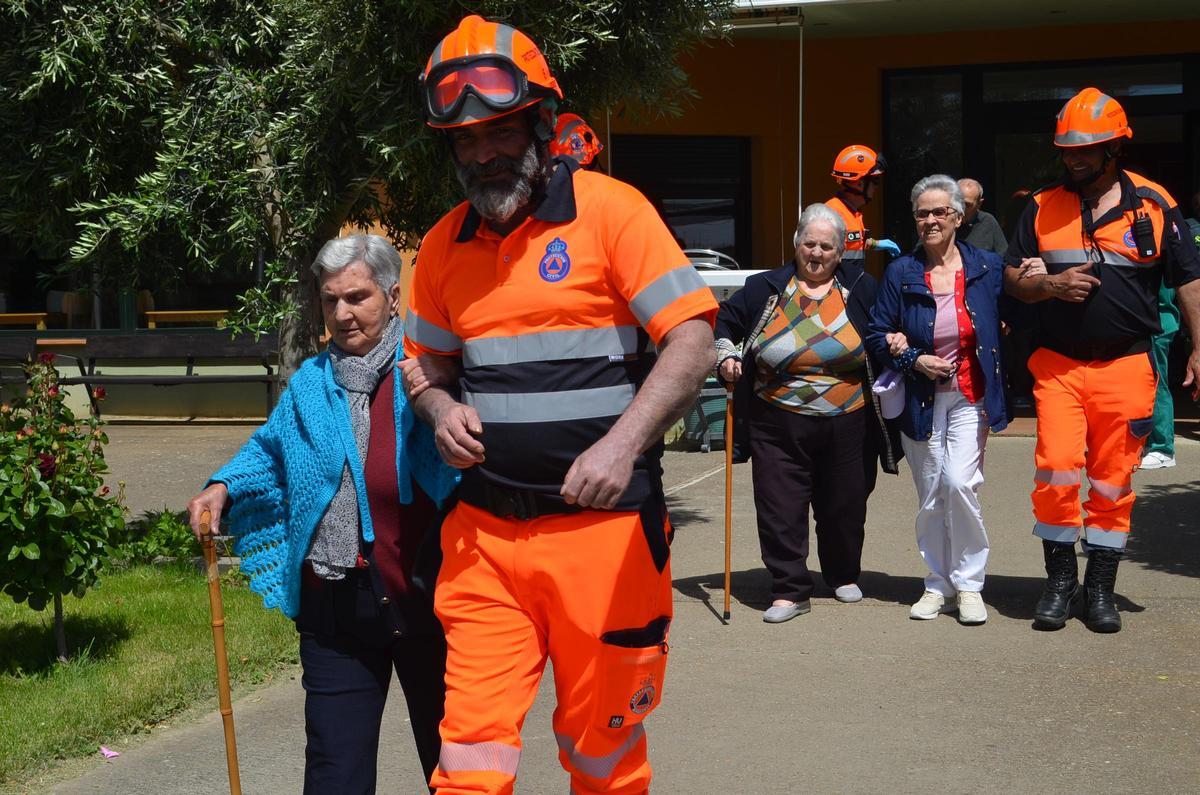 Evacuación de los residentes de Santa Cristina, durante el simulacro.