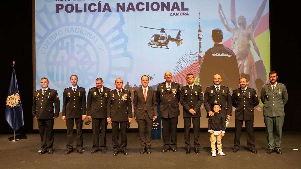 Los agentes condecorados posan con el comisario y el subdelegado del Gobierno.