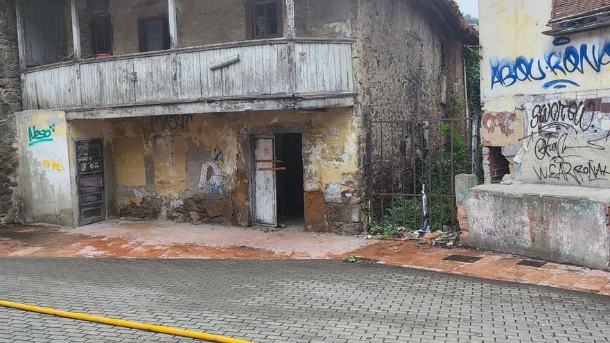 Casas en ruinas en el barrio de La Villa. | A. V.