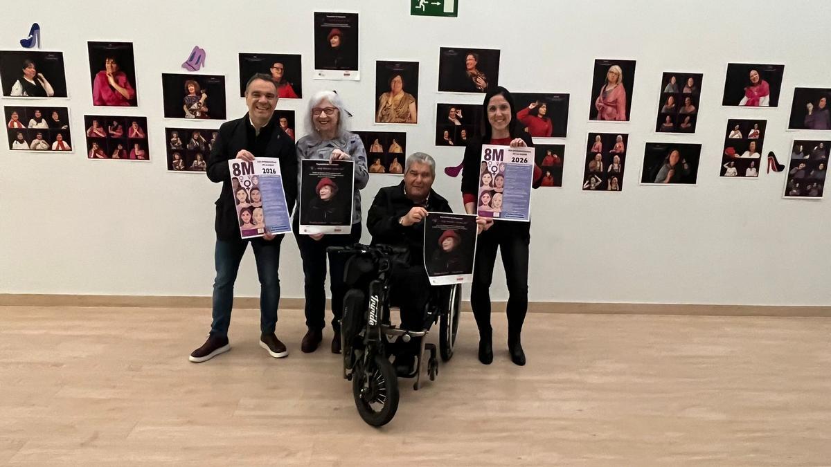 Presentación de la exposición promovida por Difac en el centro social de mayores de Las Vegas.