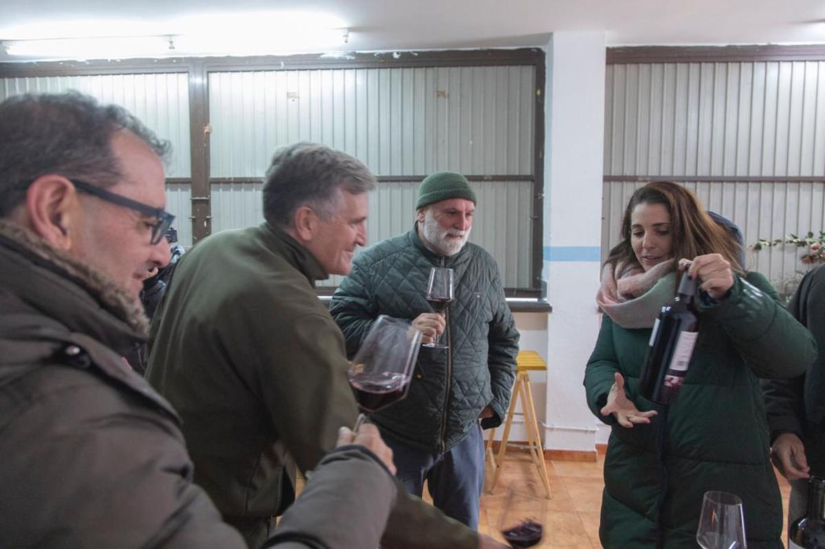 José Andrés en la bodega del Palacio Villachica.