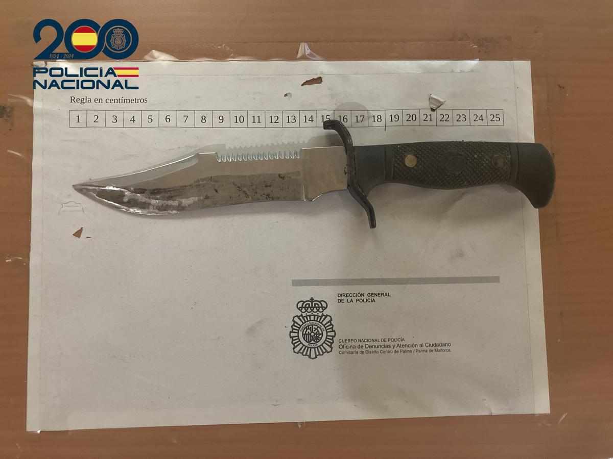 El machete que esgrimía el detenido fue intervenido por la Policía Nacional.