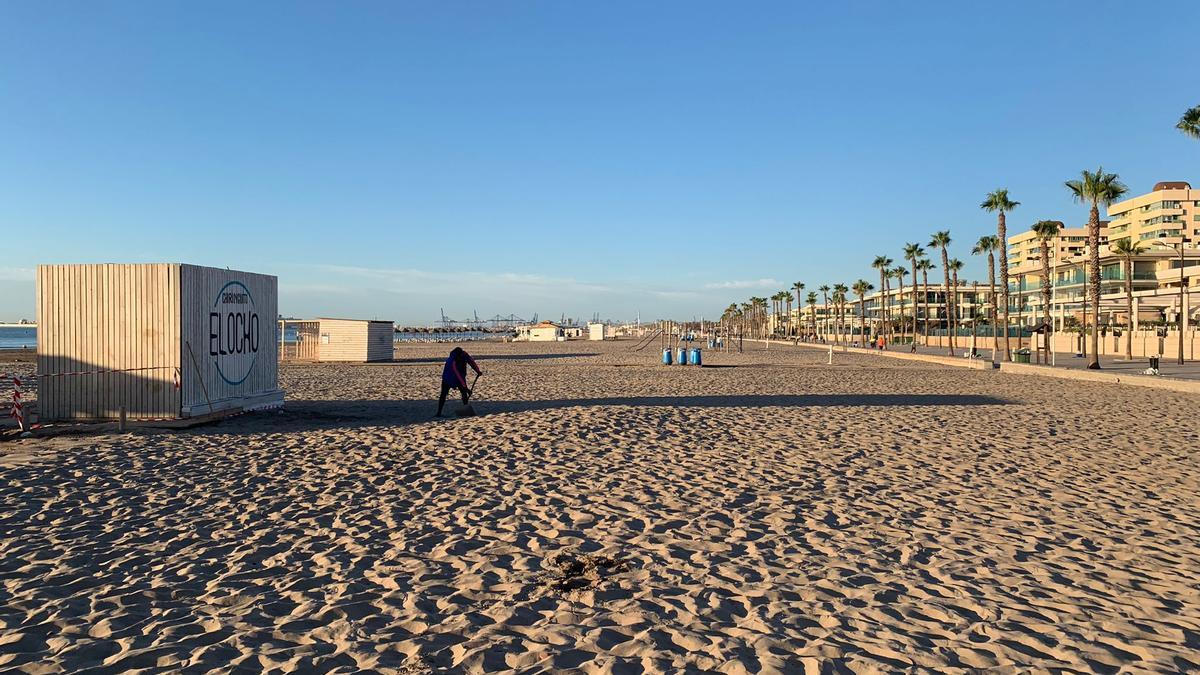 Playa de La Patacona en perfecto estado tras la noche de San Juan.