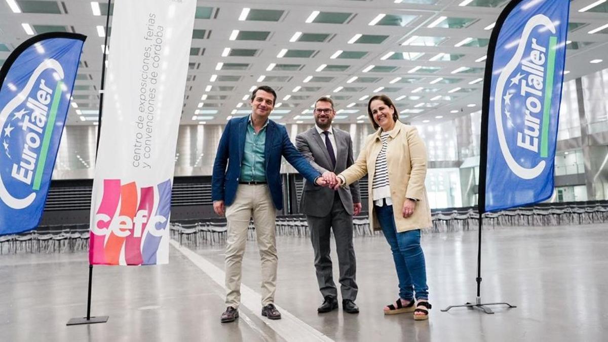 El alcalde de Córdoba, José María Bellido, y la concejal Blanca Torrent, con el representante de Eurotaller.