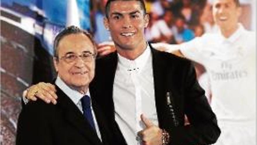 Florentino Pérez i Cristiano Ronaldo, en l&#039;acte d&#039;ahir.