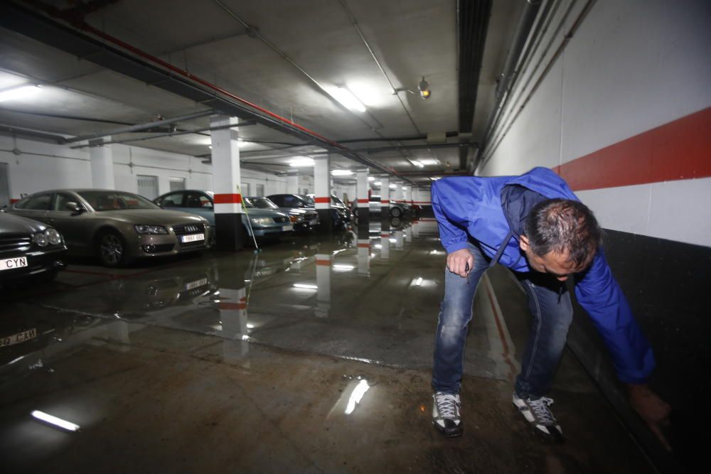 El agua ha creado molestias en el parking de la urbanización Green 7, en la zona del Golf.