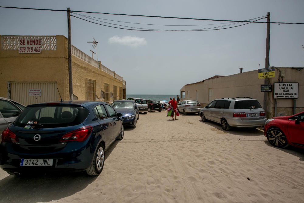 La dificultad de aparcar en las playas de Elche.