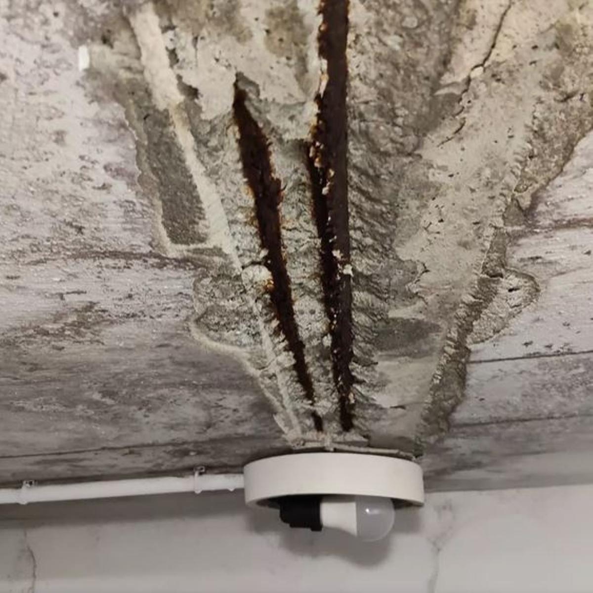 Die Decken weisen Risse auf, Metallleitungen liegen frei