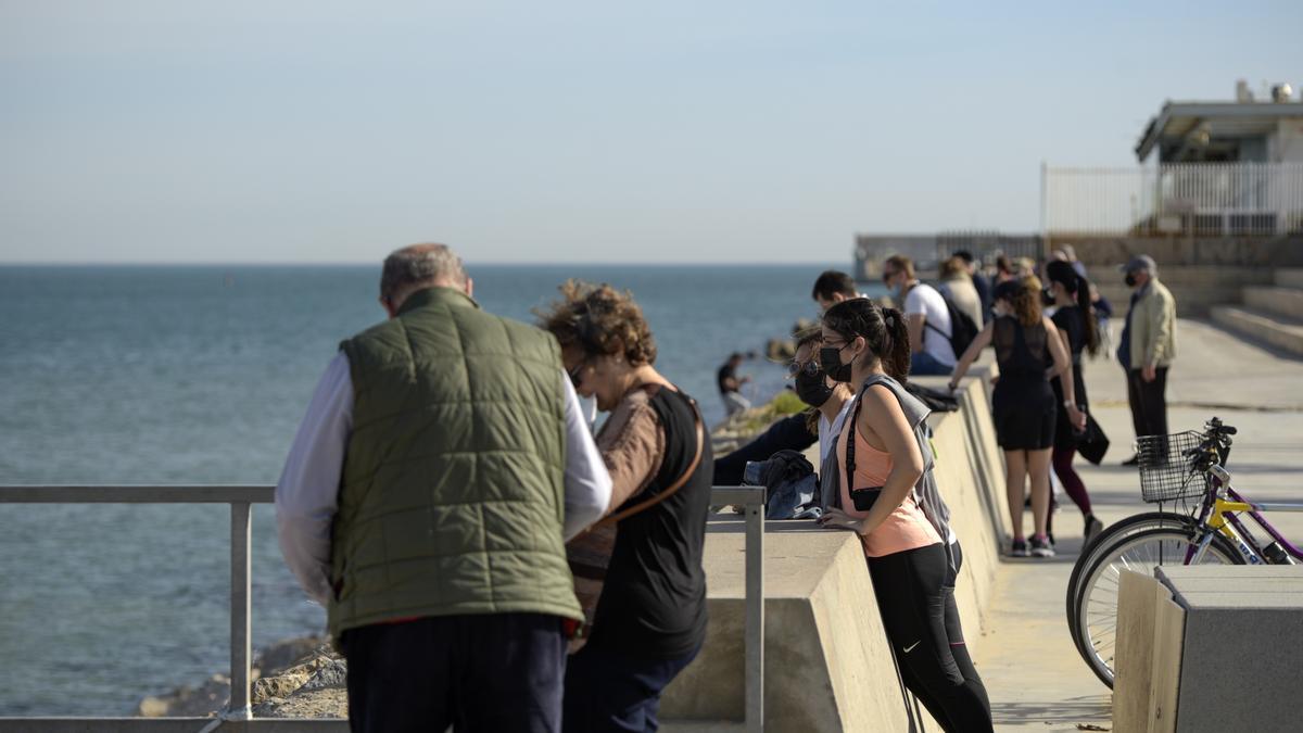 Imagen de archivo de varias personas en la Playa de Malvarrosa en Valencia, a 29 de enero de 2021