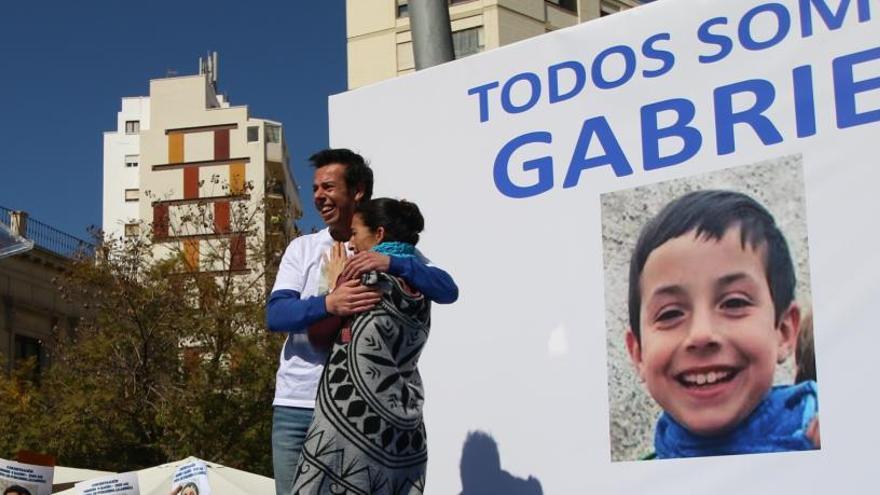 Los padres de Gabriel se abrazan en un acto.