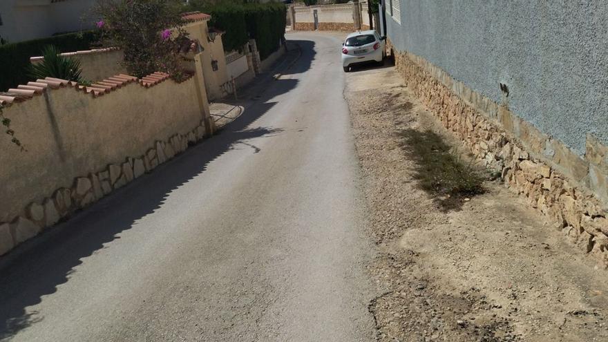 La peculiar calle de Calp: una acera extresísima, un trozo de asfalto y otro de tierra