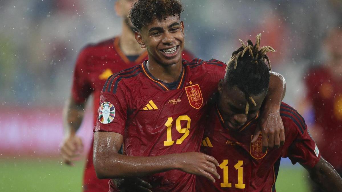 Lamine Yamal i Nico Williams celebrant el setè gol de la selecció