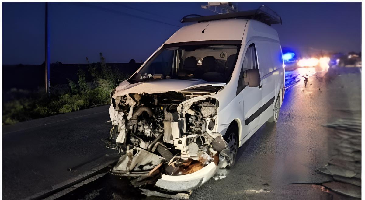 Estado en el que quedó la furgoneta que alcanzó al tractor