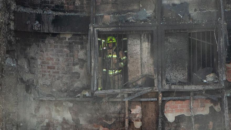 Bomberos y Científica logran entrar al edificio calcinado en València