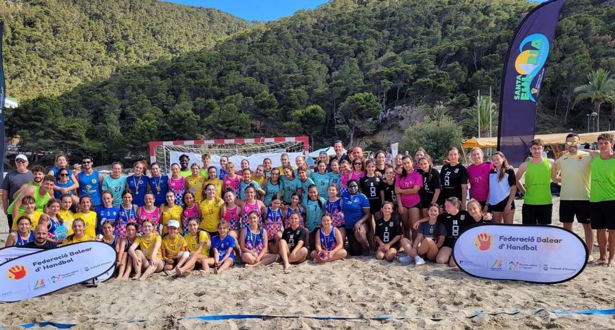 Cala Llonga define a los campeones de Balears de balonmano playa