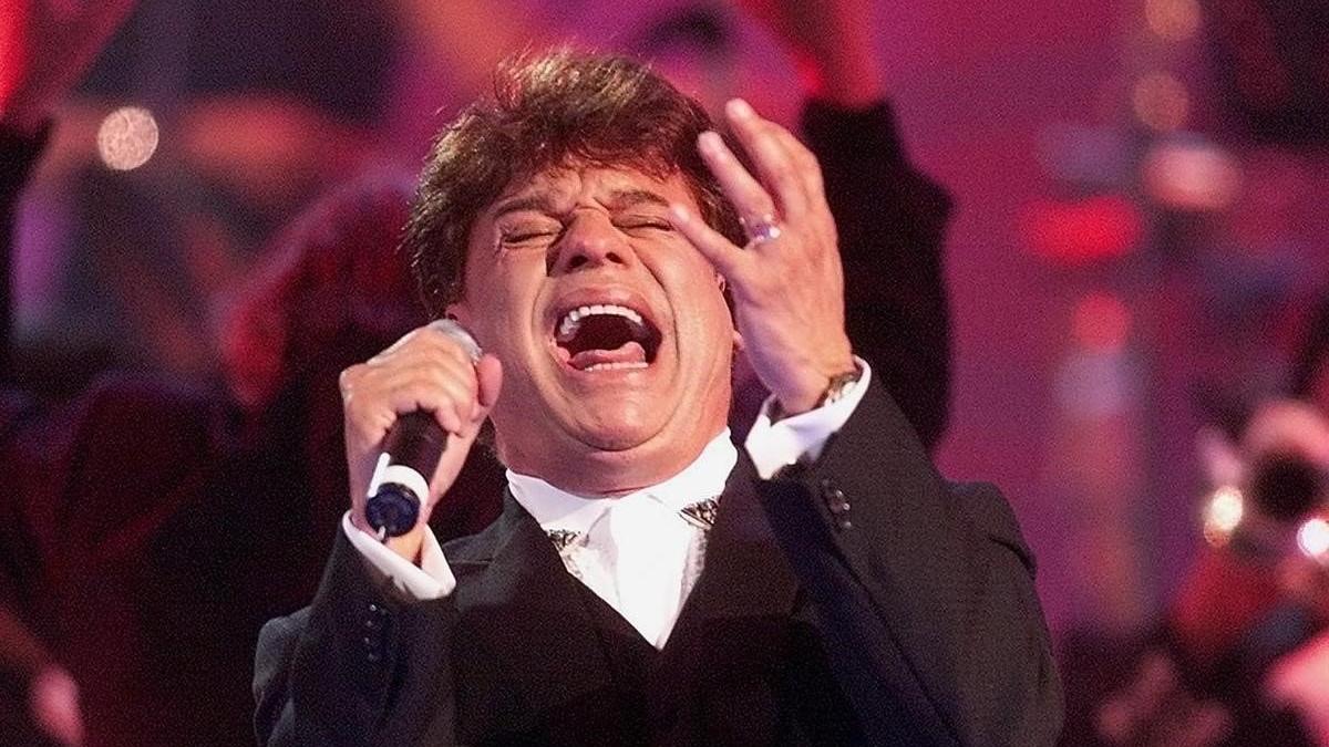 lmmarco260037 mexican star singer juan gabriel performs during the vina de190523133852