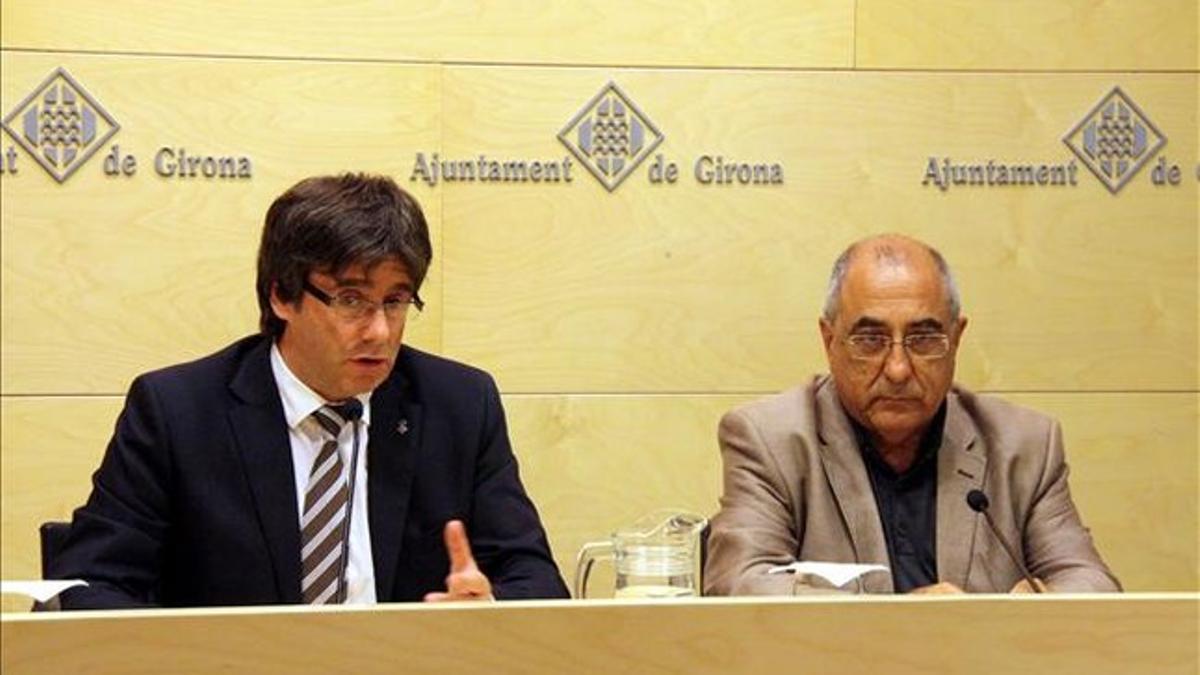 El exalcalde de Girona Joaquim Nadal y el actual edil de la ciudad, Carles Puigdemont, en una rueda de prensa