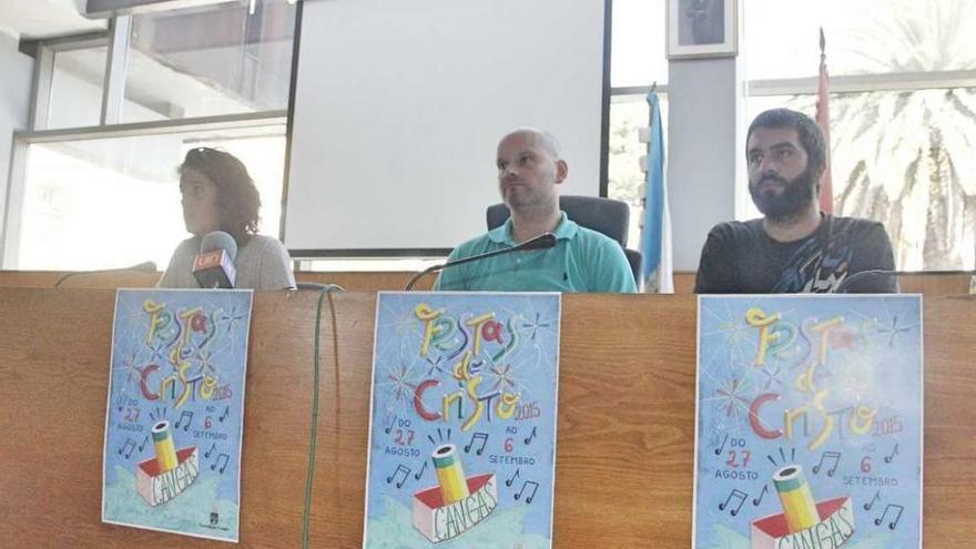 Eva Rodríguez, Héitor Mera y Andrés García, en la presentación de las fiestas, ayer, en el Concello. // S.A.