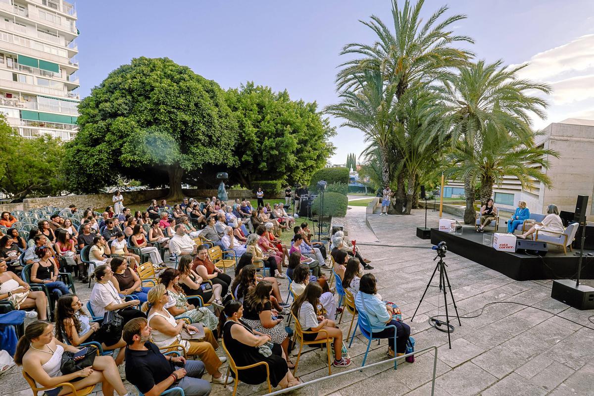 Las imágenes de la conversación especial entre las escritoras Joana Marcús y Carme Riera Las imágenes de la conversación especial entre las escritoras Joana Marcús y Carme Riera