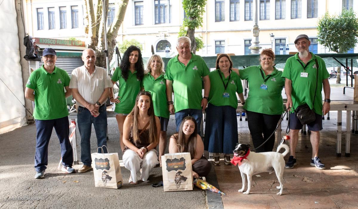 Dueños de perros que participaron en el concurso canino del sábado por la tarde.