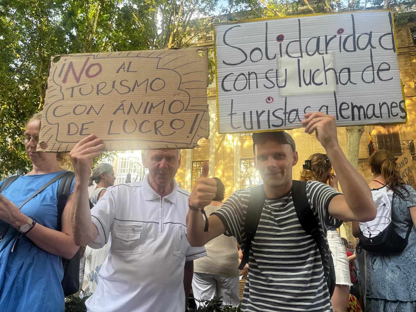 Las pancartas y las imagénes de la manifestación contra la saturación Turística